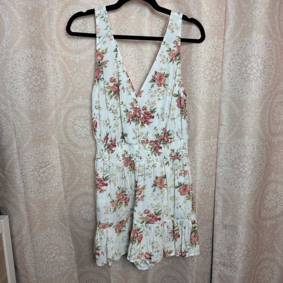 American Eagle Outfitters Pants - American Eagle Cream and Pink Floral Mini Romper Flowy Ruffle Hem Size Large